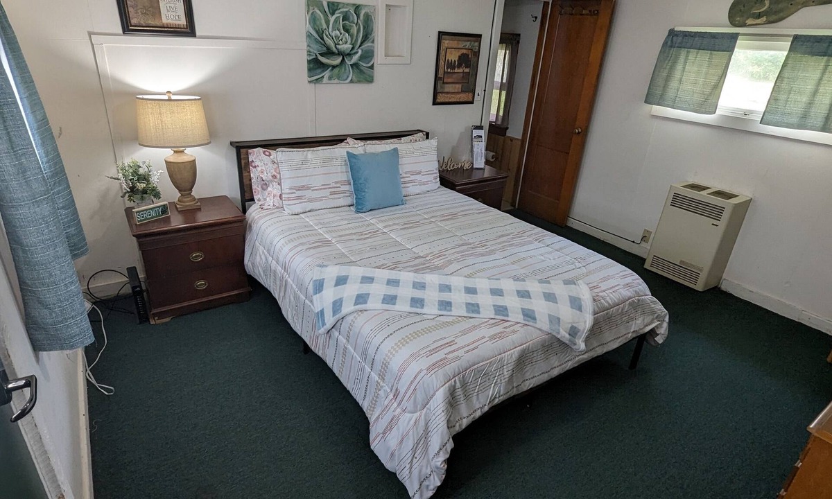 Coudersport Cabin | Woodland Retreat: A Rare Cabin by the Seaside l Sleep 2