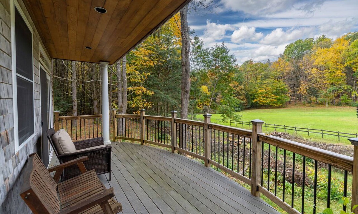 White River Junction House | Wright Reservoir Estate with Panoramic Views & 10 Acres