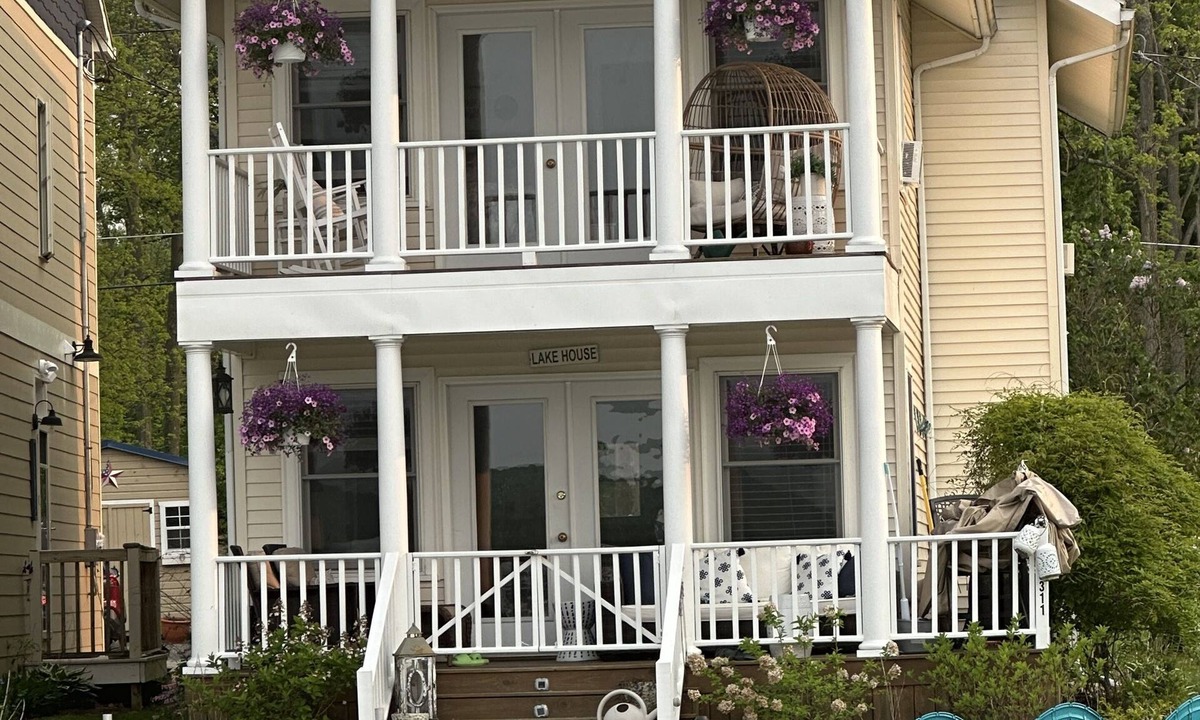 Geneseo House | Year round home on private drive with amazing views!