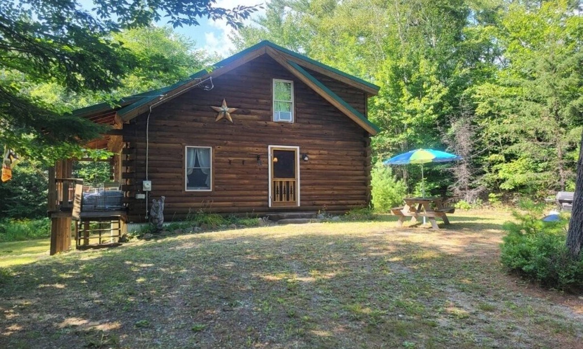 East Central Franklin Cabin | Your Private Maine Getaway! Cozy Log Cabin w/Loft, Sleeps 10