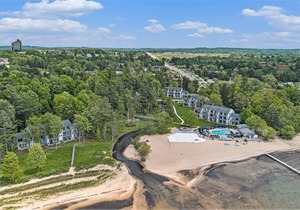 🏖️ Beachside Couples Retreat @ The Shores | Deck + Beach Access + Champagne Welcome ➠ 5719 in Williamsburg