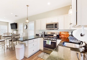 Newly built cottage with gas fireplace, patio, pool & gym - near Kennebunkport