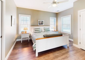 Newly built cottage with gas fireplace, patio, pool & gym - near Kennebunkport