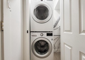 PET FRIENDLY-VANCOUVER 2BR GARDEN SUITE FOR 4