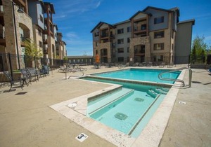 Silverado Lodge with Fireplaces and Pool Views