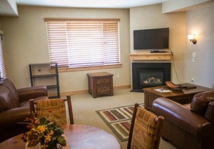 Silverado Lodge with Fireplaces and Pool Views