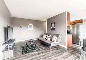 Spacious 2BR King Bed Apt, near DT Hamilton!
