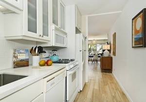 Upgraded Beachfront Studio on Quiet Waikiki beach with Swimming/Surfing!
