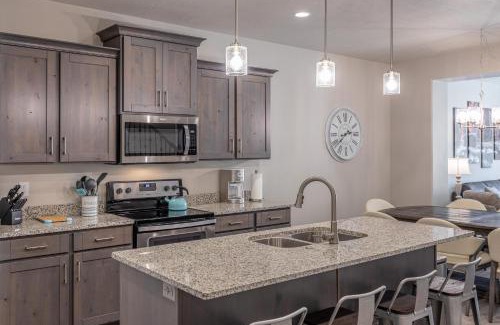 St. George House | Poolside Paradise