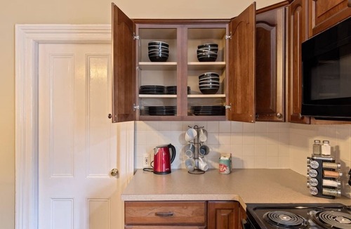West Irondequoit House | 1/2 House, Sleeps 10🗲Fast WiFi ★ North of ROC | 15 mins to Most Anywhere