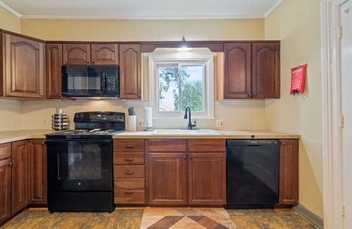 West Irondequoit House | 1/2 House, Sleeps 10🗲Fast WiFi ★ North of ROC | 15 mins to Most Anywhere