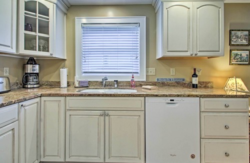 Kennebunk House | 1/2 Mi to Beach: Lovely Guesthouse in Kennebunk!