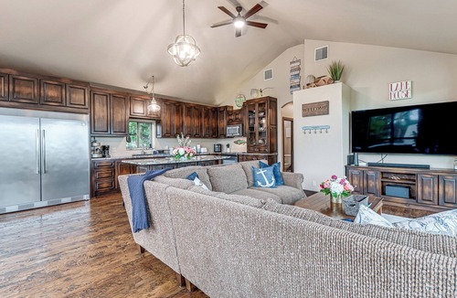Kingston Cabin | 1/2 Mi to Lake Texoma! Spacious Group Escape