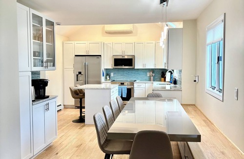 Narragansett House | 1.5 blocks to Scarborough beach, Narragansett, fenced in yard, AC - New Updates!