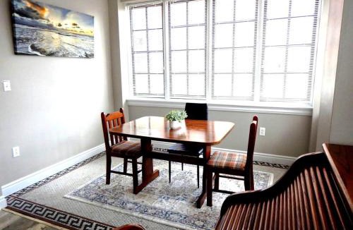 East Allegheny Apartment | 1 Bed, idyllic, stadiums, free parking, & Pets OK