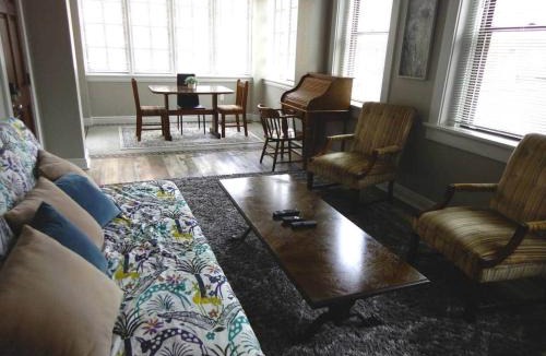 East Allegheny Apartment | 1 Bed, idyllic, stadiums, free parking, & Pets OK