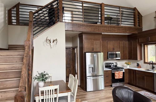 Soldotna Cabin | 1 bedroom plus loft cabin in Soldotna with private Kenai river fishing access!