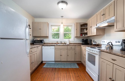 Narragansett Pier House | 1 Block-Ocean! AC, 800 yrd walk to Beach 10 passes incl, walk-shops/restaurants!