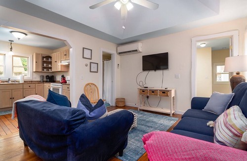 Narragansett Pier House | 1 Block-Ocean! AC, 800 yrd walk to Beach 10 passes incl, walk-shops/restaurants!