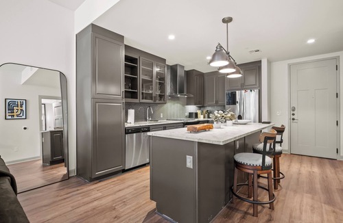Uptown Apartment | 1 Lux BR , High Rise , Entire Apartment