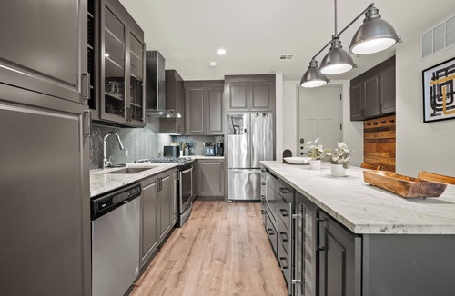 Uptown Apartment | 1 Lux BR , High Rise , Entire Apartment