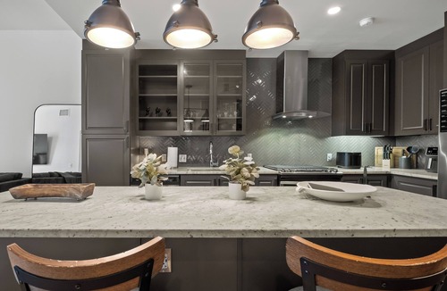 Uptown Apartment | 1 Lux BR , High Rise , Entire Apartment