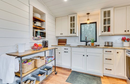 Dellroy Cabin | 1 Mi to Marina: Cabin w/Views Near Atwood Lake!