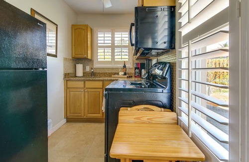 Naples Park Apartment | 1 Mi to Vanderbilt Beach! Walkable Couple’s Haven
