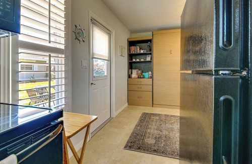 Naples Park Apartment | 1 Mi to Vanderbilt Beach! Walkable Couple’s Haven