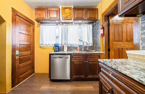 Erie House | 1 min to Lake & Lighthouse in Erie! Unique 3 Bedroom kid-friendly house with AC