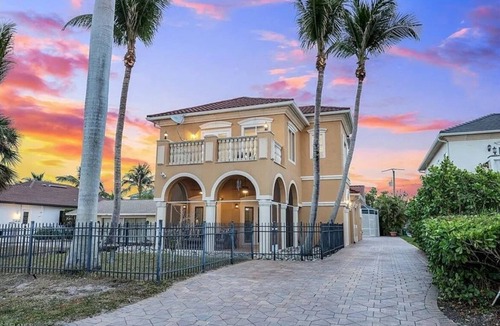 Naples Park House | 1 OF THE CLOSEST NAPLES PARK HOMES 2 THE BEACH/RENOVATED/5BR/POOL/BIKES/GAMEROOM