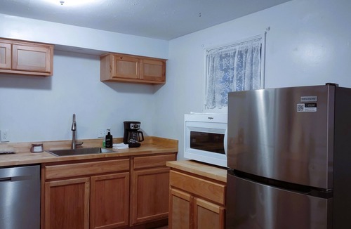 Twinsburg House | 1-Story Cute Home, Fast WiFi, Close 2 Cuyahoga National Park, Infant/Toddler Bed