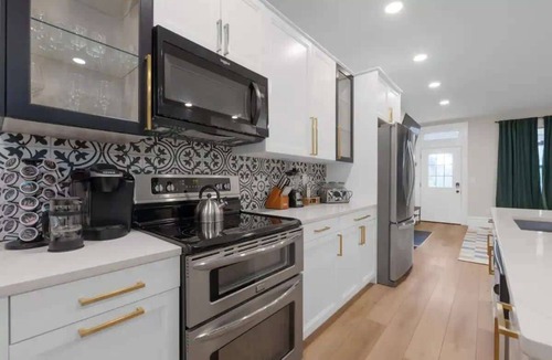Glen Echo House | 10-Bedroom Escape with Fenced Yard and Games