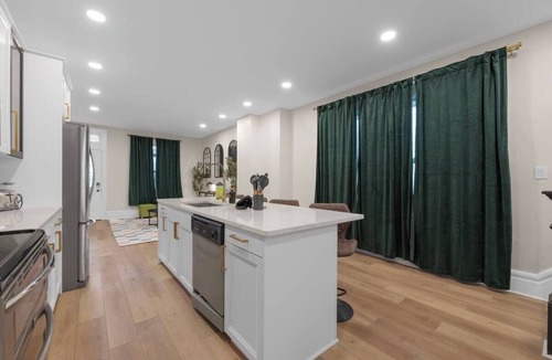 Glen Echo House | 10-Bedroom Escape with Fenced Yard and Games