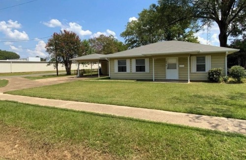 Vivian House | 10 Miles to Caddo Lake – 2BR/2BA Vivian Home Close to NCMC Hospital