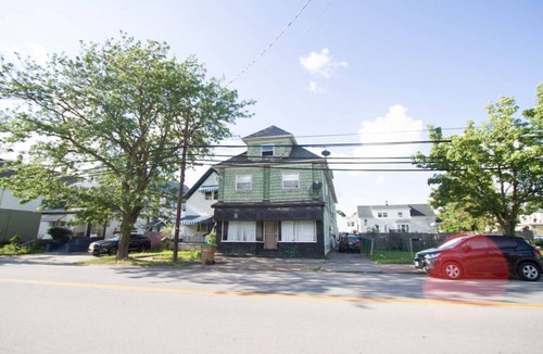 Cheektowaga Apartment | 10 Mins to Airport Apt w/King Beds