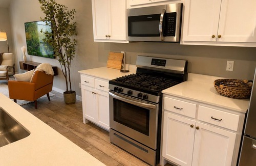 Broken Arrow House | 10 Sleeps, Spacious Family, Friends & Pet Condo, Near Rose Dist & Gathering PL