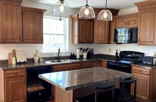 Millerton House | 11-Acre Retreat | Firepit, Pickleball & Nature