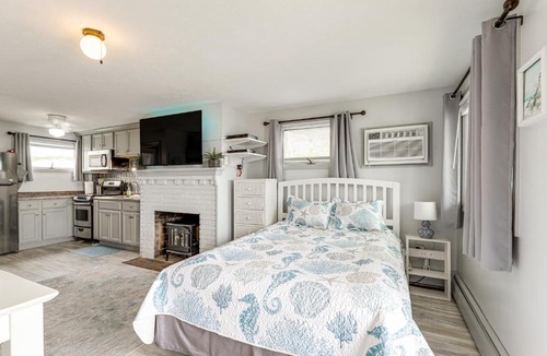 Old Orchard Beach Apartment | 13 Mi to Portland Studio on Old Orchard Beach!
