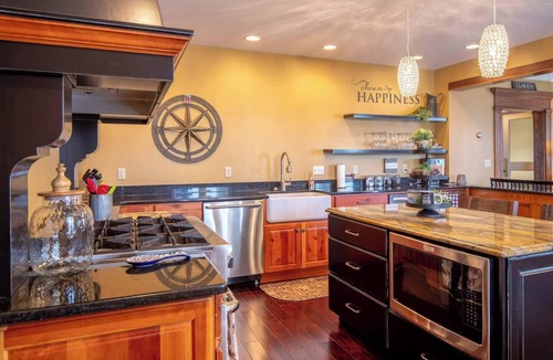 Clarion House | 15% off Spring Special | Mansion | Pet-Friendly | Downtown