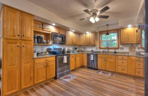 Branson House | 16-Acre: MountainView-3 Decks-FirePit-Trampoline Game Rm. 10 min. Shows n Lake