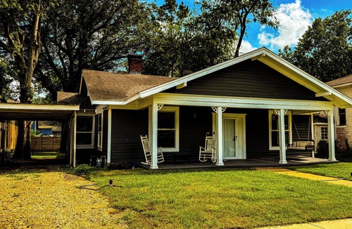 Paris House | 1700ft Gamers Nest 3 Bedroom 2 Bath 2 Kings 2 Queens and a Full! Bomb Backyard!