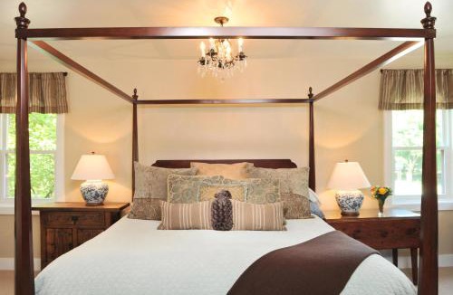 Bristol Hills Bed & Breakfast | 1795 Acorn Inn Bed and Breakfast