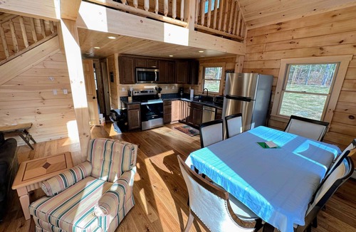 Sugar Hill Ski Chalet | 18ha Log Home Close to Franconia Notch Privacy, Fire Pit, Wifi, Pool gym Passes