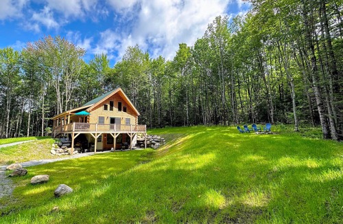 Sugar Hill Ski Chalet | 18ha Log Home Close to Franconia Notch Privacy, Fire Pit, Wifi, Pool gym Passes