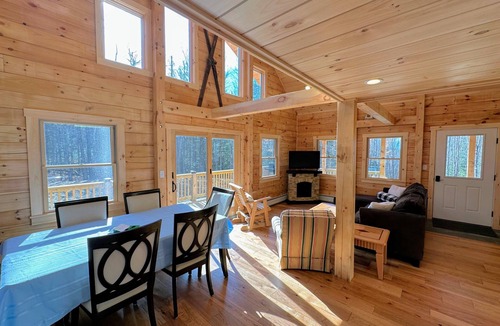 Sugar Hill Ski Chalet | 18ha Log Home Close to Franconia Notch Privacy, Fire Pit, Wifi, Pool gym Passes