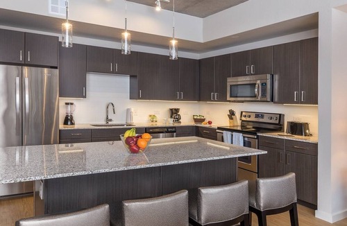 West End Resort | 1BD/Austin - Rooftop Pool & Firepit, BBQ!