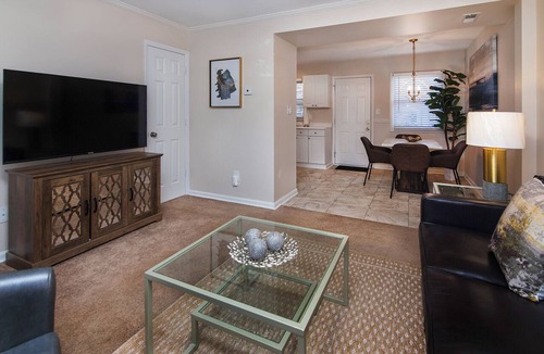 Ponderosa - Wingate Apartment | 1BR with Easy Access to Uptown