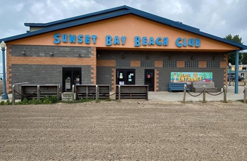 Irving Cottage | 2 bedroom cottage -5 Min. walk to Sunset Bay Beach-Lake Erie- fishing