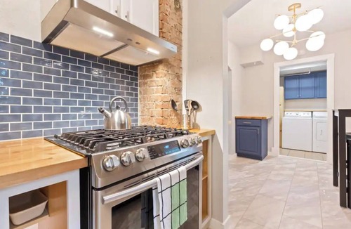 Turner Park House | 2 Bedroom Home-Midtown-Fully-Fenced-5 minutes to Expo